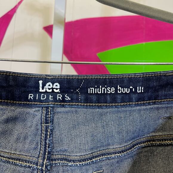 Lee Riders, Midrise Bootcut Jeans. Size 24. In excellent condition! - Picture 5 of 7